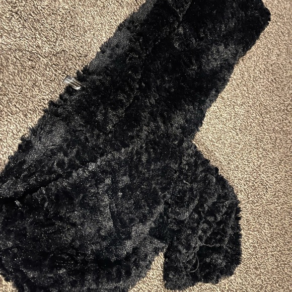 Black plush, fluffy scarf! Very soft and warm! - Picture 1 of 5